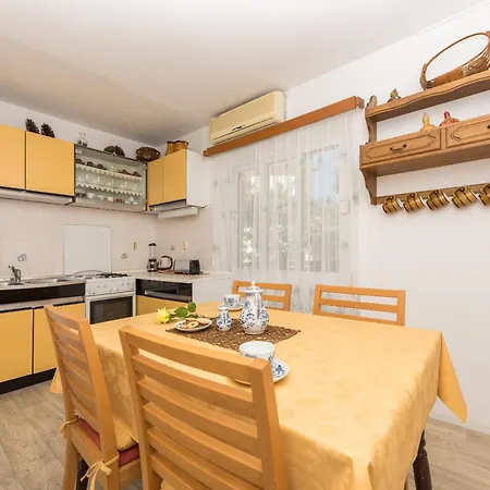 Apartment Marica I Ivo 3 *